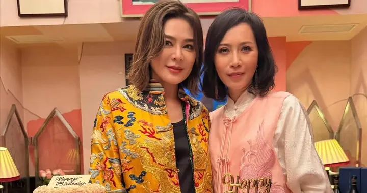 顾纪筠为关之琳庆生，穿中式马甲温婉大方，两人同龄气质不相上下