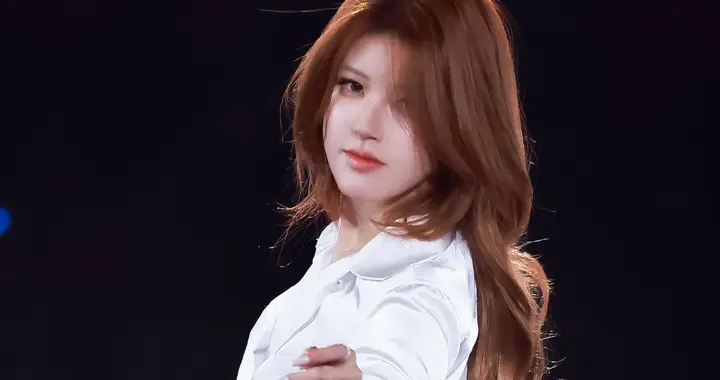 赵露思舞台红色高跟鞋好闪耀 ???