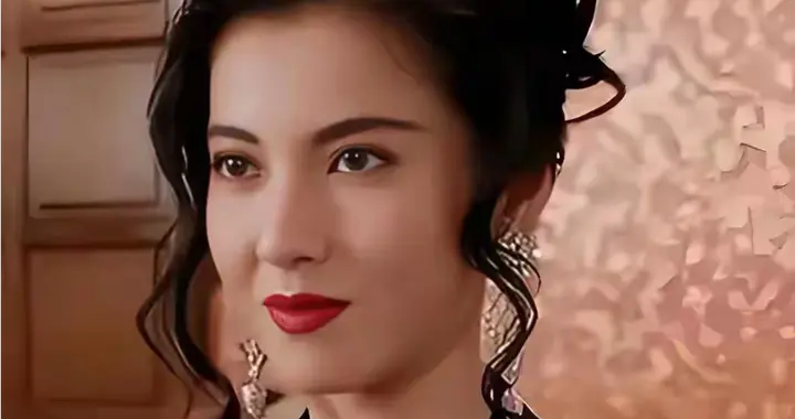 用美貌征服何家劲和吴镇宇，和富商老公定居加拿大，已是三娃的妈