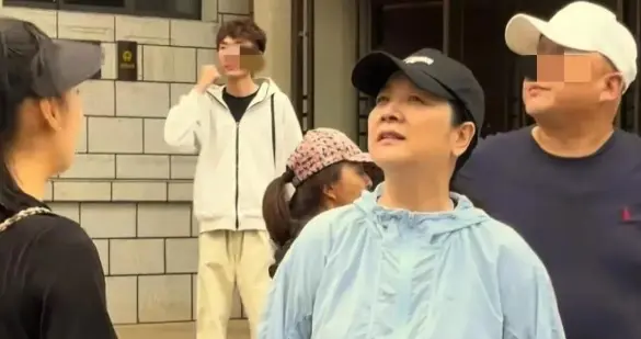 57岁陈小艺现身太白山景区，身材臃肿与大妈无异，素颜沧桑显老态