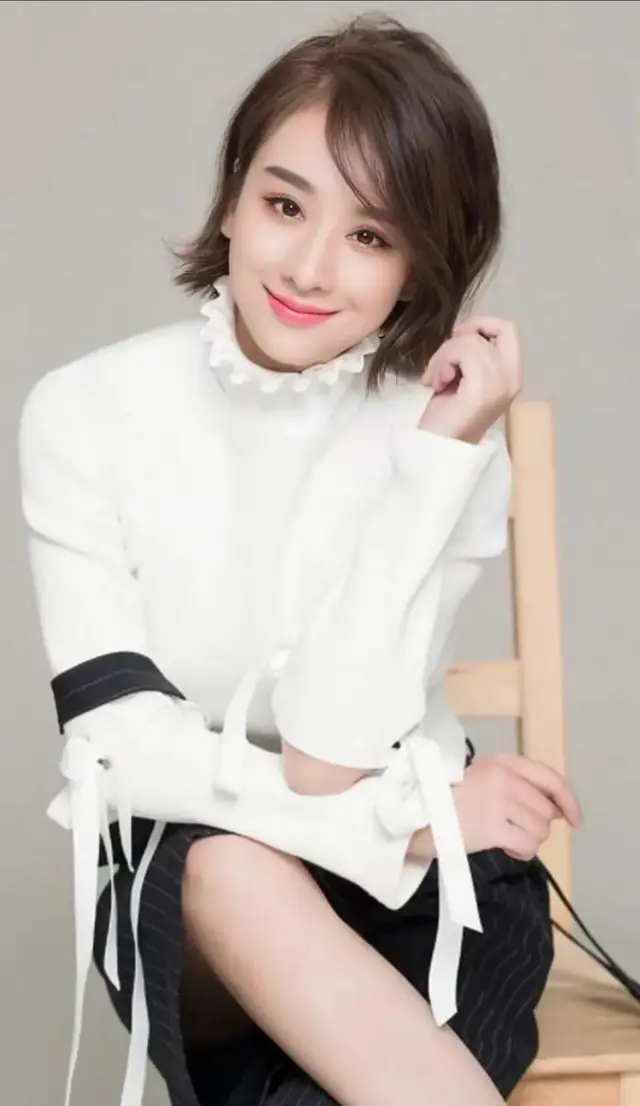 毕业于北京电影学院，被称为雷剧女王，从红遍大江南北到无人问津