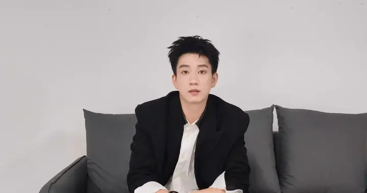 知名演员丢烟头出车外，两小时火速致歉