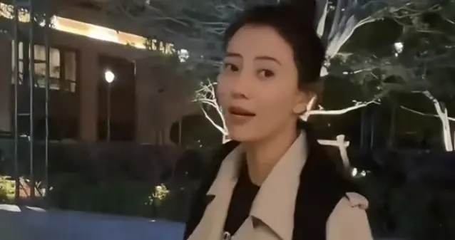 高圆圆分享穿搭心得，米色风衣配丸子头，气质优雅又随性