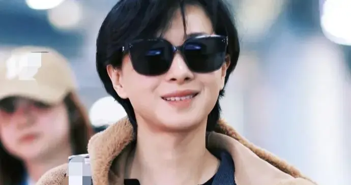 万茜机场私服真时髦！穿棕色羊羔毛外套+牛仔裤，洋气又高级！