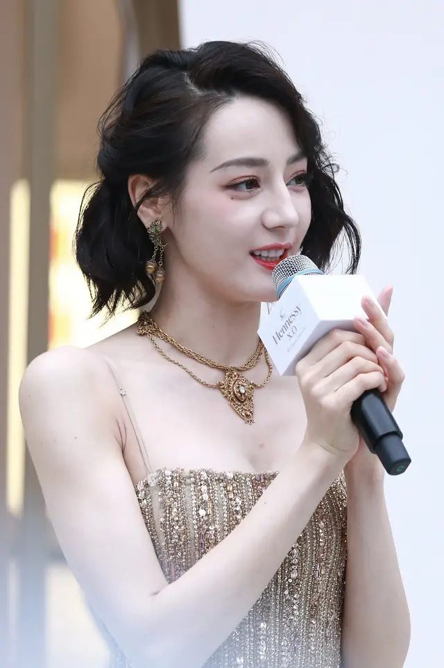 迪丽热巴近拍，侧颜好美！