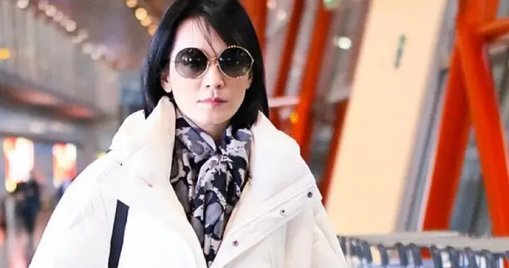 俞飞鸿像中年女人穿搭标杆！白色羽绒服打底裤过膝长靴减龄时髦！
