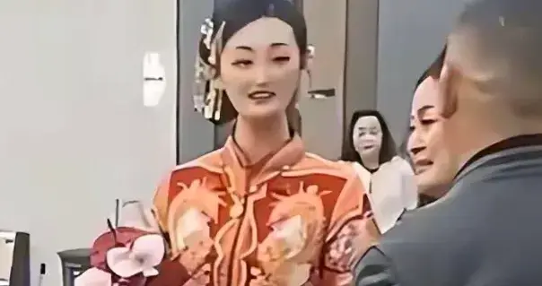 陈亚男订婚！未婚夫“底裤”被扒，正脸照曝光，年龄大长的矮