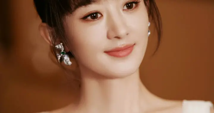 赵丽颖白色流苏裙，尽显优雅