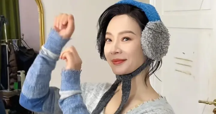 48岁陈数跳手势舞：毛衣+牛仔裤，减龄又洋气，状态好得像小姑娘