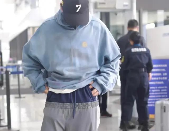 黄晓明最新机场照，假两件裤子遭吐槽，网友：珂式穿搭独one无two