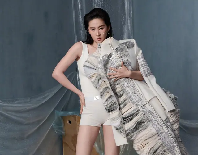 刘亦菲赵露思给对方鼓掌 美丽大方的茜茜公主