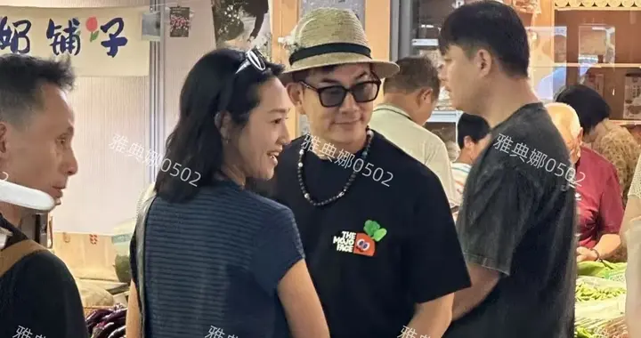 杭州文二菜场偶遇任贤齐和朱丹录综艺，快60岁的任贤齐本人好年轻