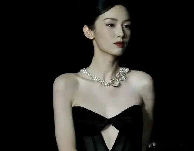 她的脸是娱乐圈数一数二的，就是胸太平了 还爱露，也不知道露个啥