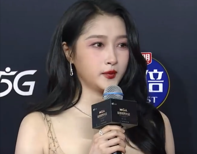 明星|红毯上明星的猎奇造型：穿肚兜，穿雨靴，披“床单”，戴刷碗手套