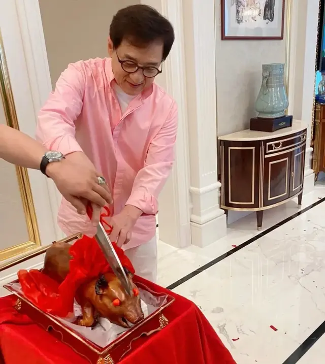 71岁成龙豪宅内独自做饭，穿的粉粉嫩嫩，一下子又变年轻了！