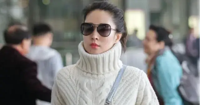 刘敏涛扎起高马尾年轻25岁！穿白色高领毛衣+喇叭裤，时髦又减龄