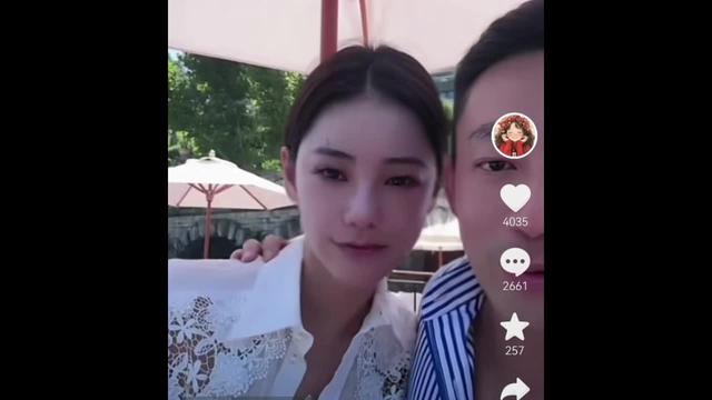 汪小菲夫妇直播，小菲夸小梅靓，美颜功能突然掉了，评论区好热闹