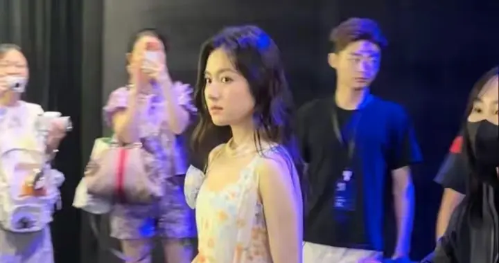 李兰迪活动亮相身材遭吐槽，评论区炸锅喊话：先别急着进剧组！