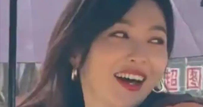 唐嫣拍戏被偶遇，1米72踩高跟鞋鹤立鸡群，穿棉袄打遮阳伞好另类