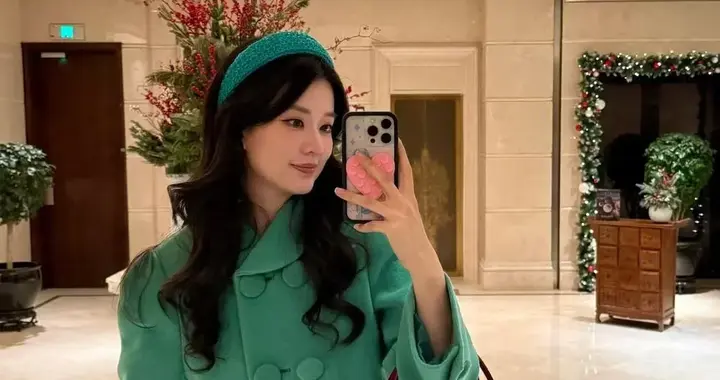 乔欣结婚后气质大变！穿绿色套装裙+复古长卷发，高级又贵气！