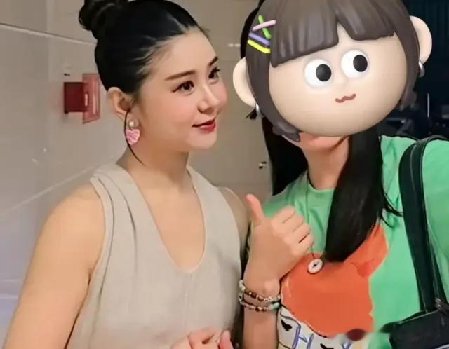 王雷老婆为粉丝签名合影，李小萌白白胖胖颜值能打，120斤刚刚好