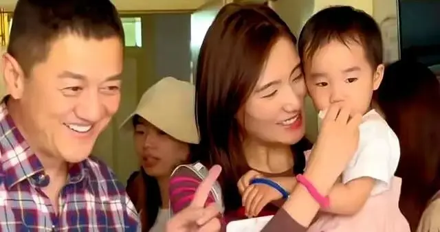 海哈金喜晒与爸爸日常，家里面积不少，收拾干净，挂着李嫣的画作