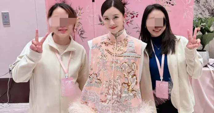 36岁文咏珊产后首露面！穿粉色新中式参加好友婚礼，小脸圆润好美