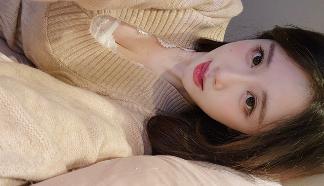 轩子巨2兔发布视频，身穿肉色打底裤尽显身材，网友：真穿了吗？