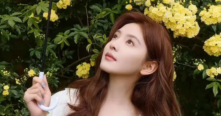 章若楠私服穿搭真时髦！白色针织开衫+浅黄吊带裙，减龄又高级！