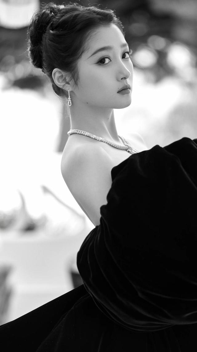 美女系列壁纸第5035期—关晓彤