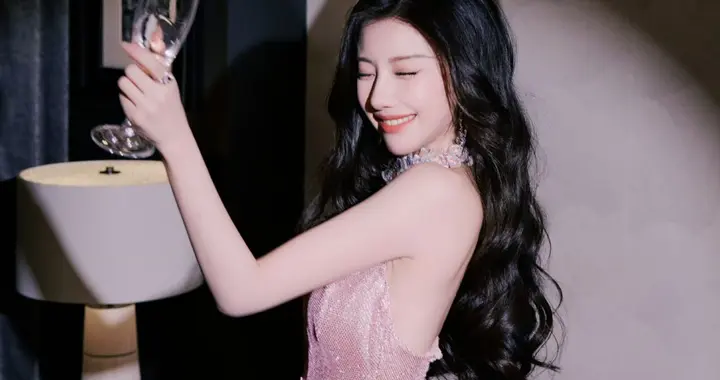 王鹤润上海娇兰活动 好明艳大气