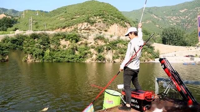 |悬坠钓法巧钓鲫鱼，一级竞钓大师侯国庆能否一招致胜？