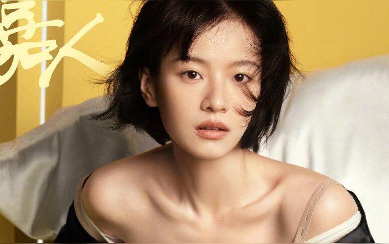 李庚希《嘉人》十一月刊封面大片，大秀锁骨，妆容淡雅又美又瘦！