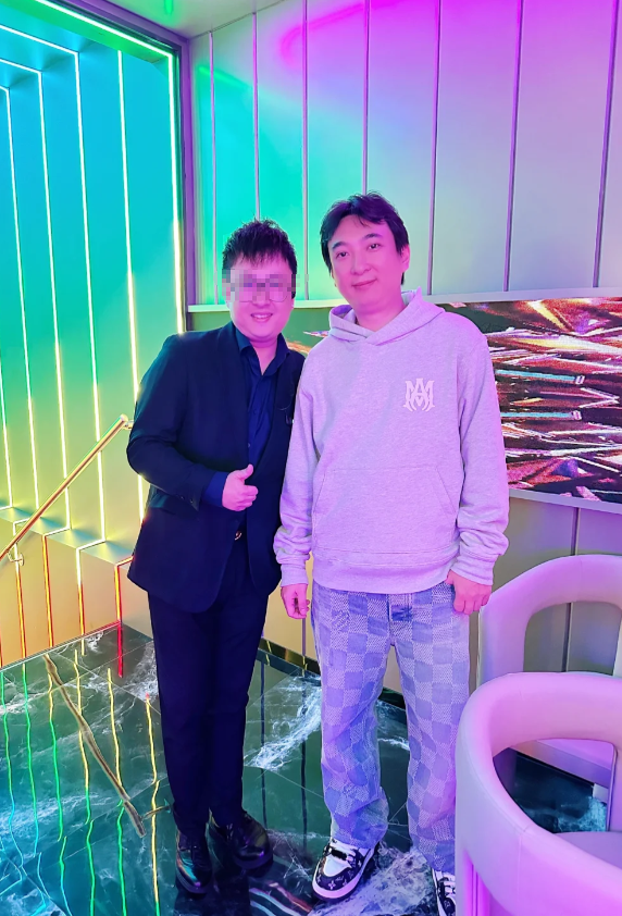 王思聪深夜现身英国KTV，酒保晒两人合照，透露连夜调20瓶黑桃A