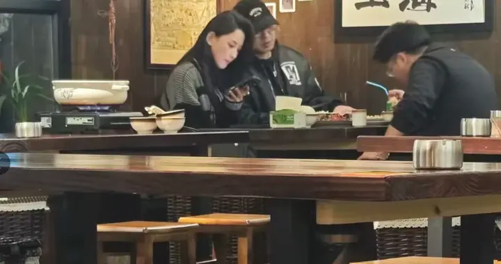 汪峰陪森林北回新疆，两人小餐馆吃饭，女方刷手机都要靠他身上
