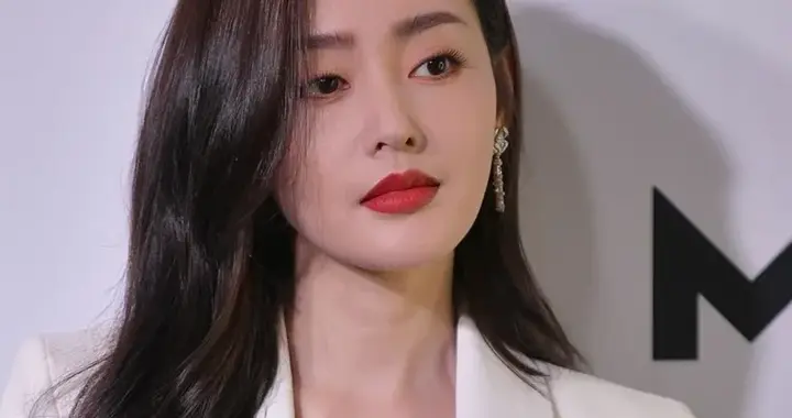 明星高清脸图｜张天爱，红唇配白西装，气场两米八