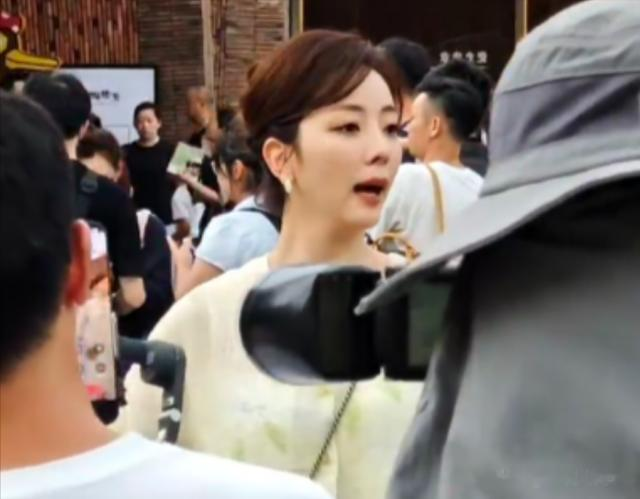 李思思江西被偶遇，脸长鼻孔大网红感十足，对同事冷脸表情不耐烦