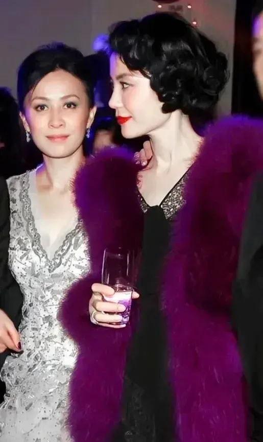 王菲涂红唇太妖艳，跟刘嘉玲不是一阶级，一个阔太太一个普通大妈