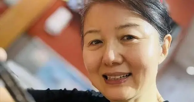 郑卫莉现状：定居武汉，素面朝天也很美，二婚和继子杜淳关系冷淡