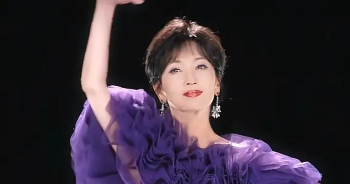 71岁赵雅芝身穿紫色抹胸裙，笑容灿烂，身材苗条，美得像51岁