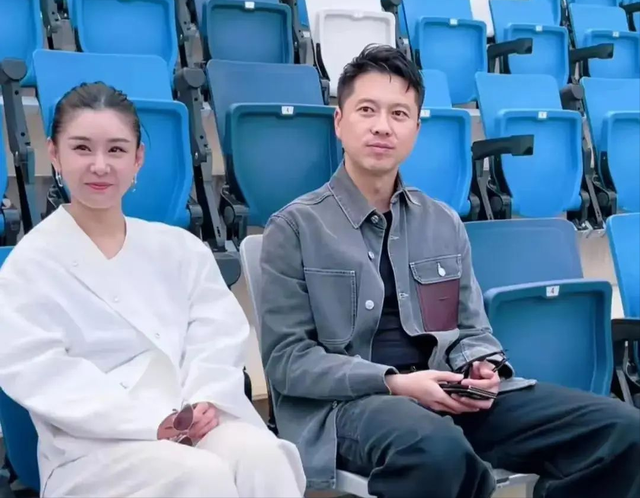 王雷夫妻同框，网友调侃：像是爸爸领着女儿！39岁李小萌太幼态！