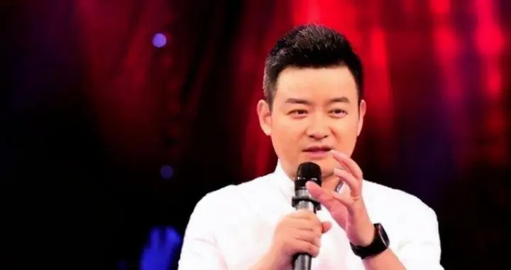 他是央视知名主持人，31岁因一句话离央视赴美国，如今51岁怎样了