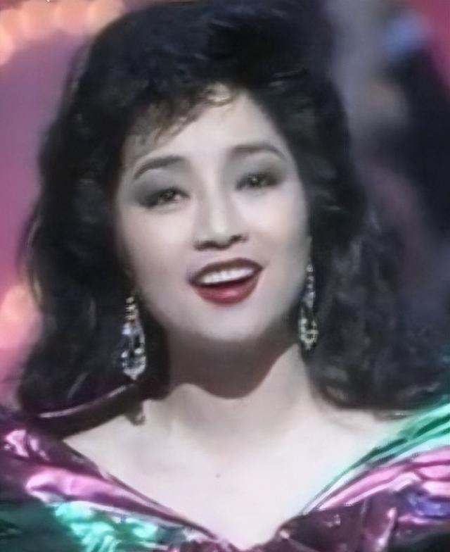 徐小凤|徐小凤：春晚为她破例，宁愿离婚也要坚守国籍，74岁仍独身！