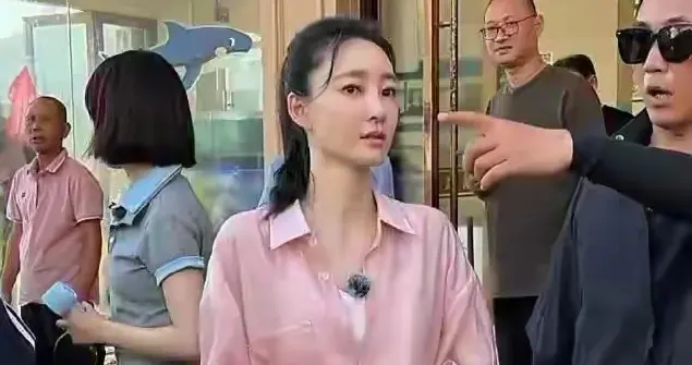 40岁王丽坤现身浙江逛街，身材高挑苗条，皮肤净白，长得太漂亮了