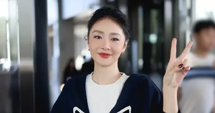 高叶越来越时髦！穿黑色V领衫+阔腿裤，洋气又高级！