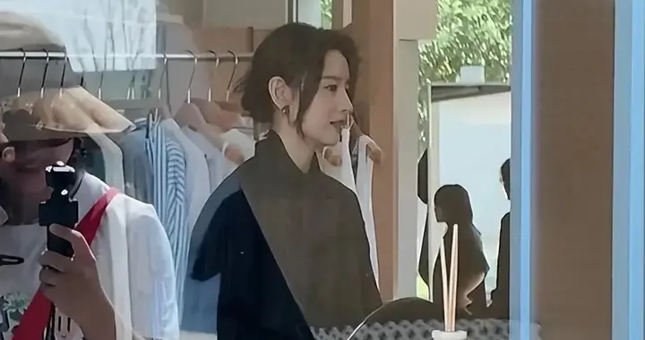 45岁董洁在阿那亚卖衣服，自己当模特，小日子很惬意，越来越美了