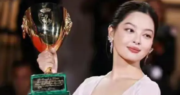 3大官媒“点名”，戳穿了辛芷蕾在圈内的真实处境，王家卫没说错