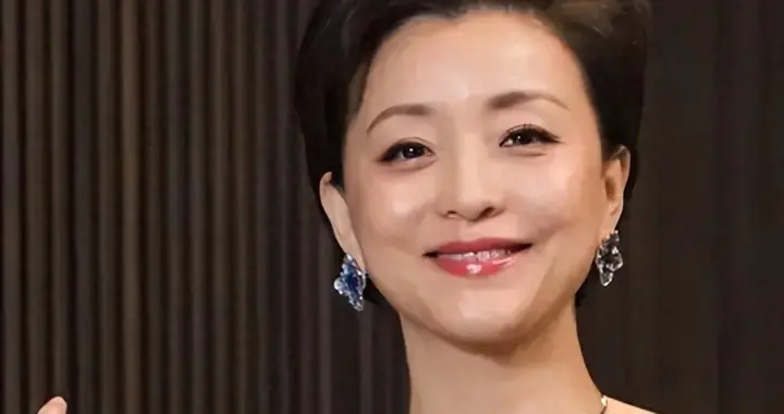 杨澜机场被骂太装，路人打招呼她眼神不屑，保镖上手遮挡态度蛮横