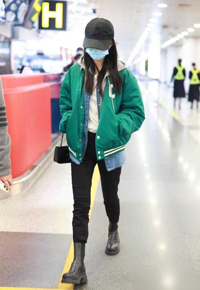 李沁又把“绿色”穿火了，绿夹克叠穿小脚裤超洋气，减龄时髦
