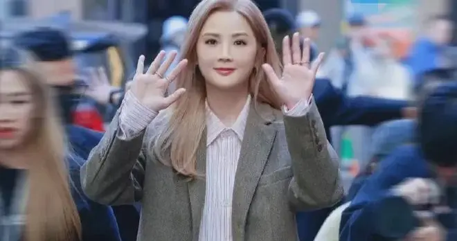 43岁阿Sa蔡卓妍恋爱后大回春！西装外套+衬衫+短裙，时髦又高级